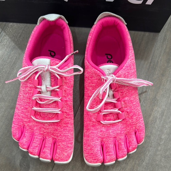 Peluva Women's Toes Shoes - Picture 2 of 9